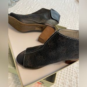 L’ARTISTE PEEP TOE HEELS